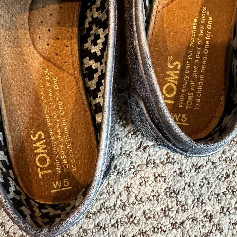 TOMS Glittery Silver Sequined Slip-Ons Size 5 - Picture 7 of 9